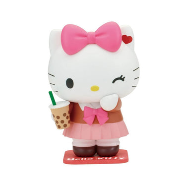 Figura Hello Kitty Cosplay Figure Collection versión A de Banpresto, con moño rosa, guiño, bebida con perlas y base con su nombre.